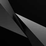 Due solidi piramidali metallizzati si incontrano nel centro di un riquadro nero.