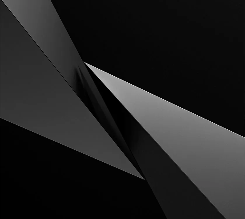 Due solidi piramidali metallizzati si incontrano nel centro di un riquadro nero.