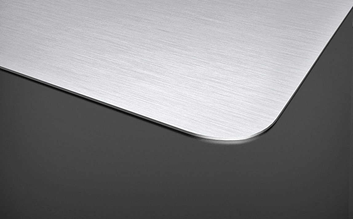 Bordo a incasso di tipo filotop per lavello in acciaio inox.