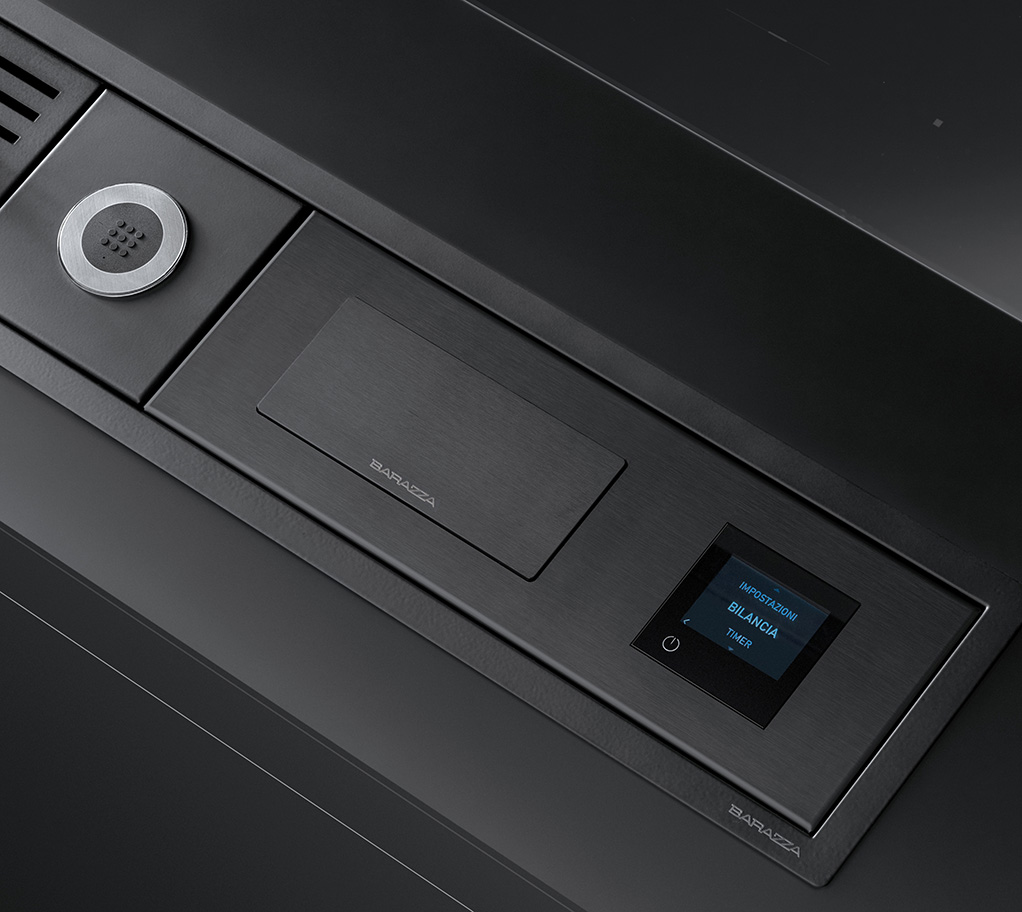 Dettaglio di un canale attrezzato che mostra una bilancia elettrica in acciaio inox nero da incasso con display