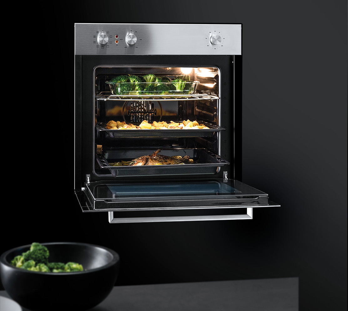 Forno in acciaio inox satinato con vetro frontale sulla porta, maniglione di apertura e tre manopole. Dallo sportello aperto si può notare del cibo in cottura su tutti i ripiani