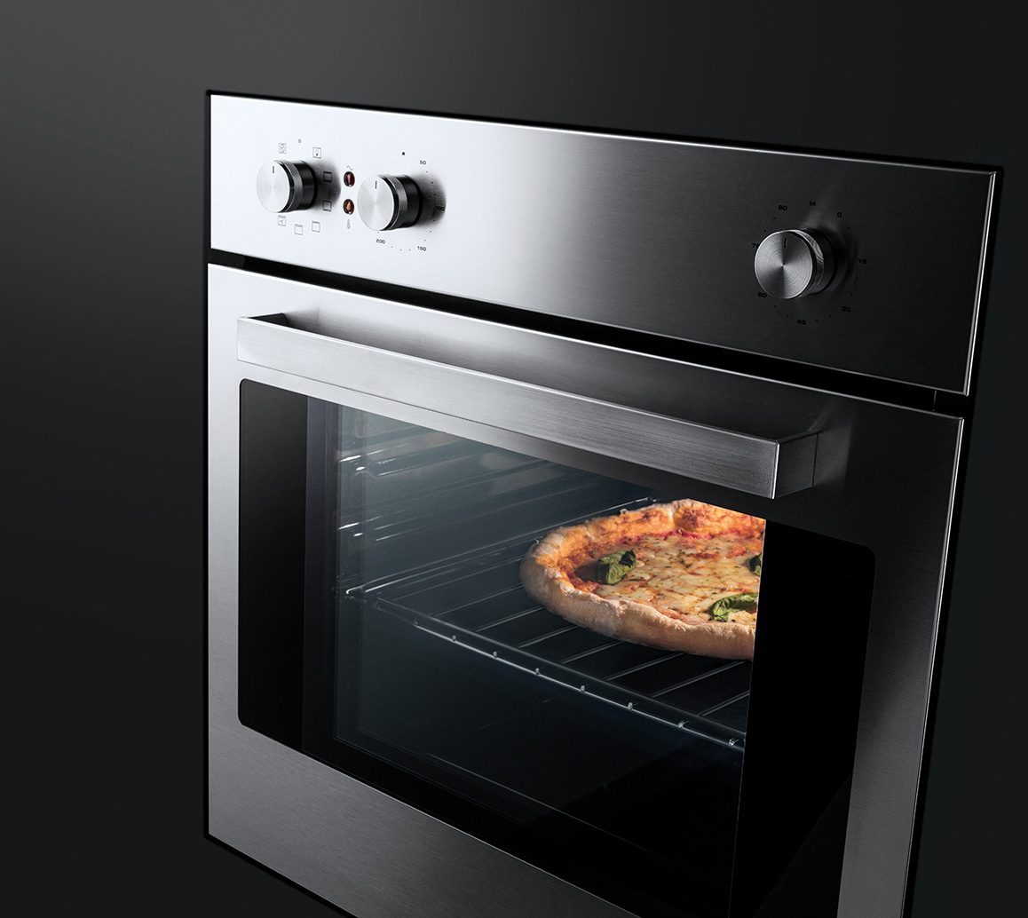 Forno in acciaio inox satinato con vetro frontale sulla porta, maniglione di apertura e tre manopole. Contiene una griglia in acciaio sulla quale è poggiata una pizza Margherita