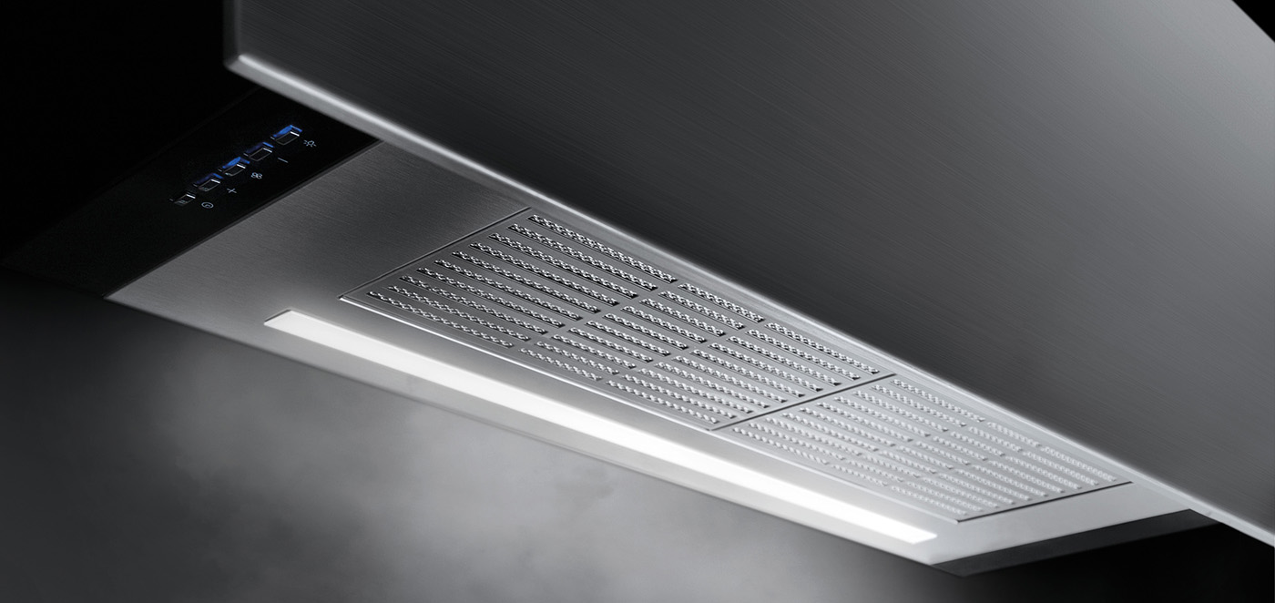 Cappa aspirante in acciaio inox finitura satinata con barra LED e pulsantiera dotata di cinque pulsanti neri