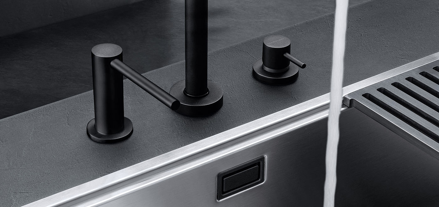 Due dispenser per sapone in acciaio inox neri con finitura satinata