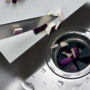 Rifiuti organici vengono gettati tramite un coltello in un tritarifiuti in acciaio inox con inserti in plastica nera