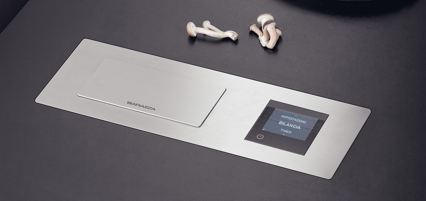 Bilancia elettronica a incasso in acciaio inox finitura satinata con display e funghi poggiati vicino