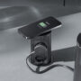 Smartphone poggiato in ricarica su torretta estraibile con due prese Schuko, 1 presa USB-A,1 presa USB-C e caricabatterie a induzione
