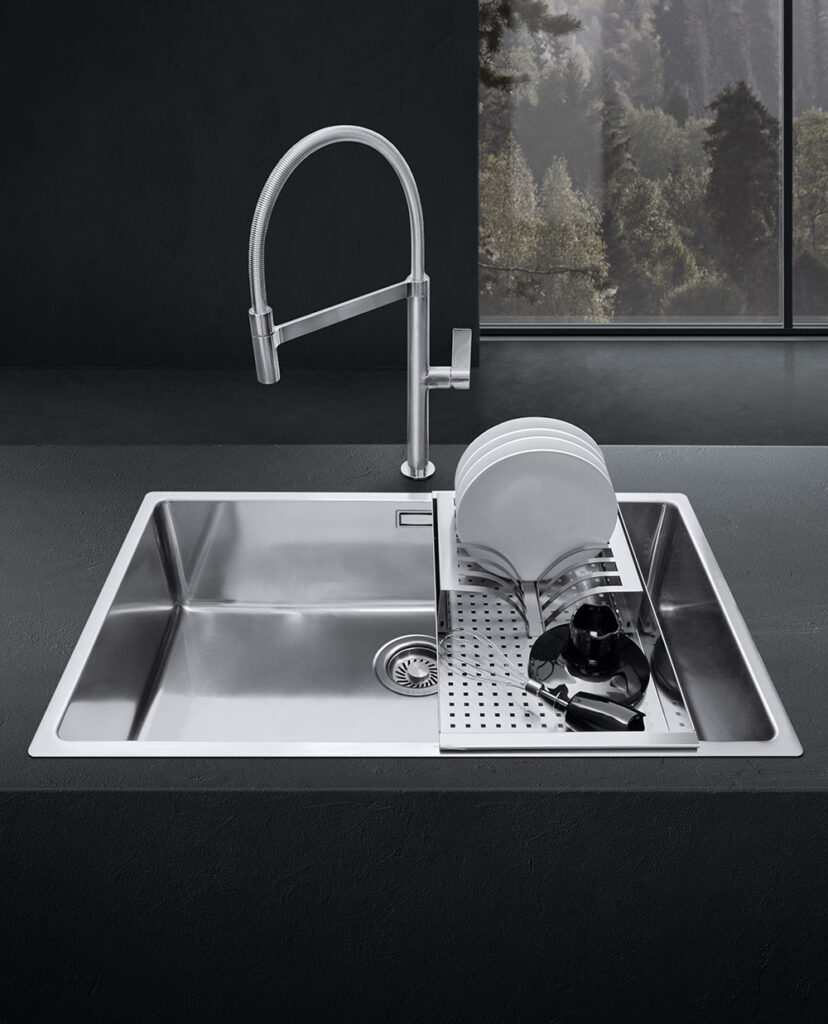 Lavandino con vasca quadrata in acciaio inox a incasso con rubinetto miscelatore