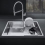 Lavandino con vasca quadrata in acciaio inox a incasso con rubinetto miscelatore e vassoio forato con scolapiatti removibile