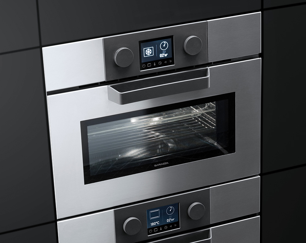 Forno a microonde ad incasso, compatto grigio satinato, contenente accessori di cottura come teglie e griglie