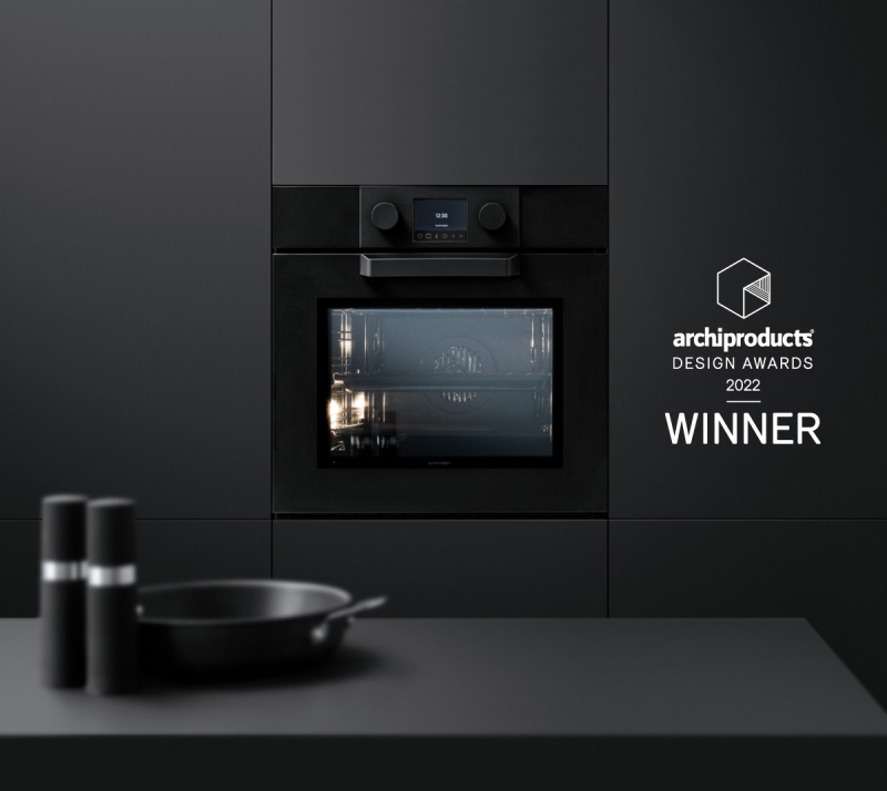Vista frontale di un forno ad incasso a fianco al quale figura la scritta "archiproducts DESIGN AWARDS 2022 WINNER"