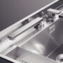 Lavello con vasca quadrata, piano d'appoggio, rubinetto e miscelatore abbattibili in acciaio inox